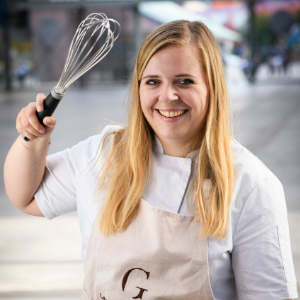 Photo de Léa Van de Velde avec un fouet à pâtisserie